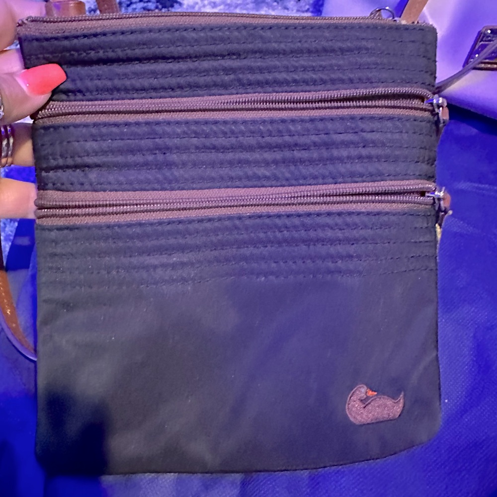 Great Dooney&Bourke bag Perfect size for shopping/vacation.